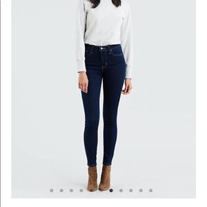 Levi’s 721 skinny high rise! Size 25.